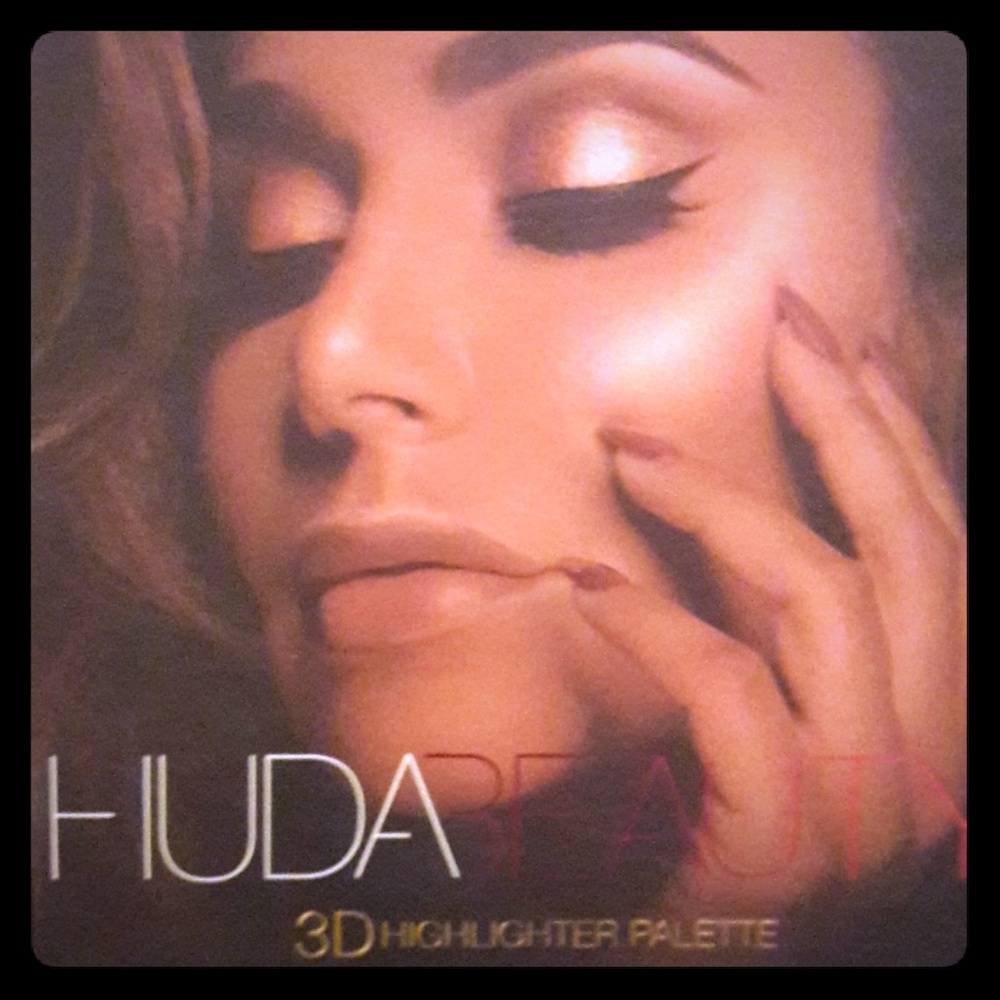 Huda beauty highlighter palette